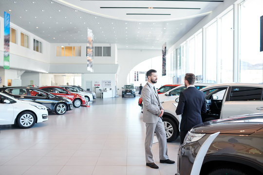 Read more about the article Mastering the Automotive Sales Process: From Greeting to Delivery